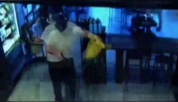 Silahlı soyguncuyu böyle etkisiz hale getirdi