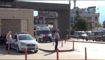 Bursa'da otomobil yağmur suyu kanalına düştü: 2 yaralı