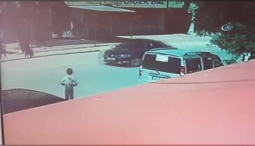 Otomobilin çocuğa çarptığı anlar kamerada