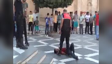 Alkollü gençler bıçakla dehşet saçtı