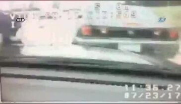Otomobil polis aracına böyle çarptı