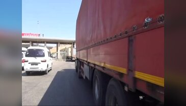 Sel binayı böyle yıktı