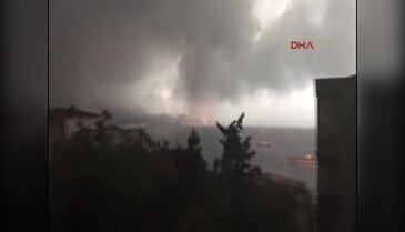 Haydarpaşa'da vinç devrildi, patlama yaşandı
