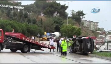 Bursa'da otomobil elektrik direğine çarptı: 3 yaralı