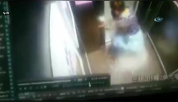 Çocuk kolunu asansörün kapısına kaptırdı