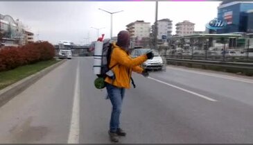 Kendi yaptığı bileklikleri satarak dünyayı geziyor