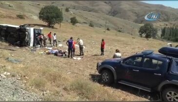 Şelaleye giden otobüs devrildi: 26 yaralı