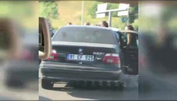 Düğün konvoyunda sopalı kavga