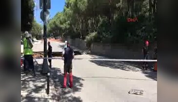 İstanbul'da yol çöktü! Bir araç içine düştü...