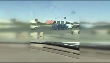 Bozulan cezaevi aracını mahkumlar itti