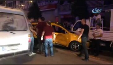 Bursa'da ticari taksiye ortadan çarptı, 4 kişi yaralandı