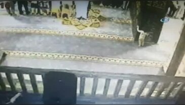 Minik yaramaz yaşlı adamın taburesini alınca...