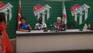 Bursaspor'un yeni transferi Badu resmi sözleşmeye imza attı