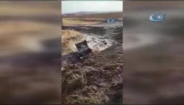 Sel suları aracı sürükledi: 5 yaralı