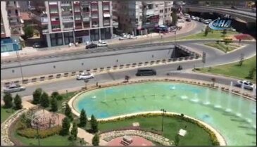 Suriyeli çocukların süs havuzunda tehlikeli oyunu