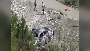Otomobil çaya uçtu: 3 ölü