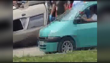 Bursa'da otomobil karşı şeride geçip takla attı: 3 yaralı