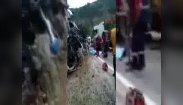 Tır ve kamyon kafa kafaya çarpıştı: 2 ölü