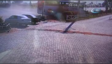 Otobüs çay ocağına girdi