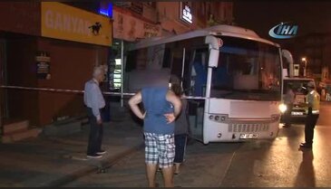Freni boşalan servis minibüsü evcil hayvan dükkanına dükkana girdi