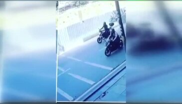Otomobile çarpan motosikletli yola savruldu