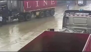 Tır yayayı böyle ezdi