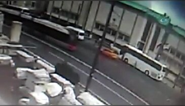 Motosikletli iki tramvay arasında kaldı