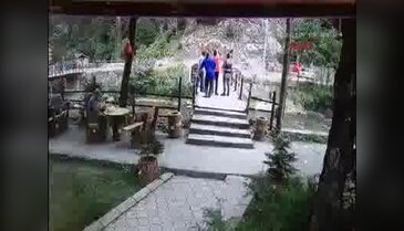 Yola düşen dev kayadan işte böyle kaçtılar
