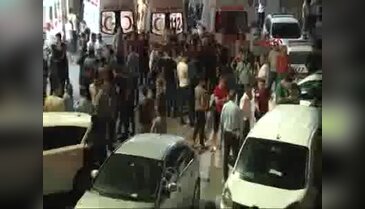 Terörist emniyetin içinde bıçakla saldırdı, öldürüldü!
