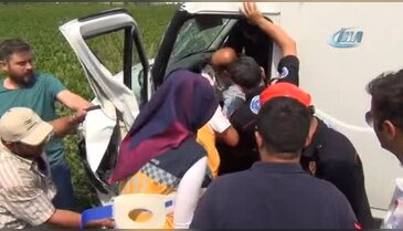 Bursa'da minibüs tarlaya uçtu! Sürücü sıkıştı