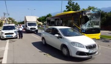 Bursa'da hızını alamayan otobüs eve daldı