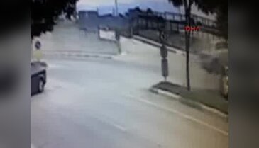 Bursa'da otomobilin karşı şeritteki aracın üzerine çıkması kamerada!