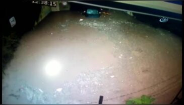 Aracına güvenip sele daldı, ölümden döndü