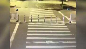 Çöken yol motosikletliyi yuttu