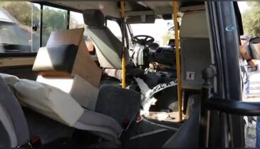 Dolmuş ile minibüs çarpıştı: 8'i turist 16 yaralı