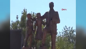 Atatürk Anıtı'na çekiçle çirkin saldırı!