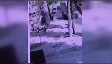 İşçiler yere böyle çakıldı: Bebekli kadın kıl payı kurtuldu