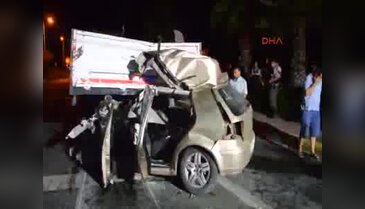 Otomobil TIR'a çarptı: 4 ölü