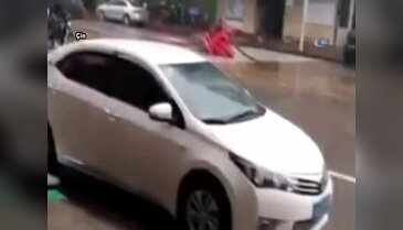 Reklam tabelası üstüne düştü