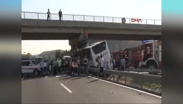 Yolcu otobüsü köprü ayağına çarptı! - 2