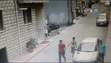 Bursa'da yeni evli çiftin takılarını pavyonda yerken yakalandı