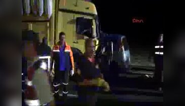 Kamyon ile otomobil çarpıştı: 3 ölü, 5 yaralı