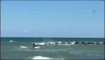 Dalgaların arasından jetski ile kurtarıldı
