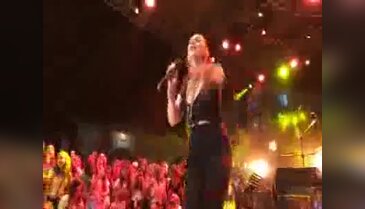 Sertab Erener sinirlendi, seyircileri sahneye davet etti