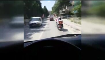 4 kişilik ailenin motosiklette tehlikeli yolculuğu