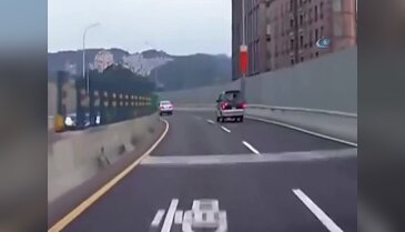 Motosikletli başını direğe böyle çarptı
