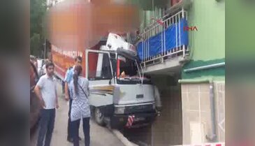 Bursa'da freni boşalan kamyon 3 otomobil ve evin balkonuna çarptı