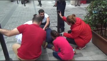 Taksim'de tinerciler kızıyla yürüyen babayı bıçakladı