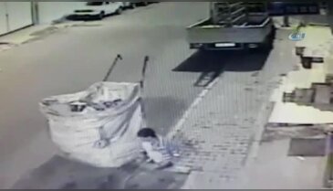 Rögar kapağı hırsızlığı kamerada!