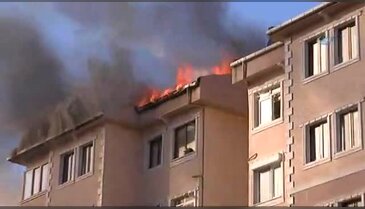 7 katlı binanın çatısı alev alev yandı